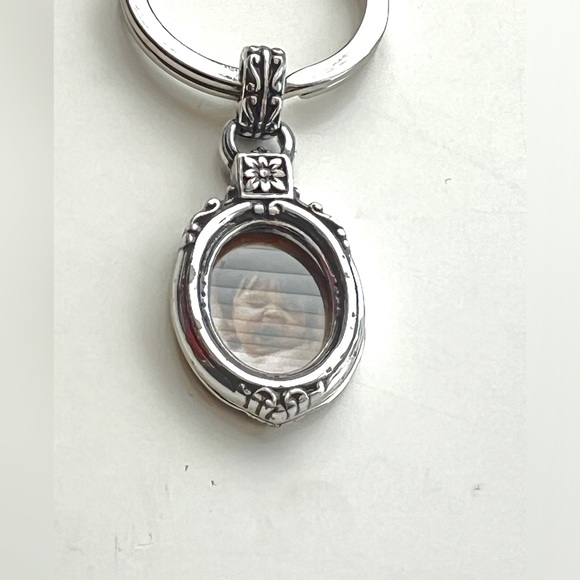 Brighton Memory Lane Keychain Oval Picture Frame Holder NWT - Picture 3 of 11